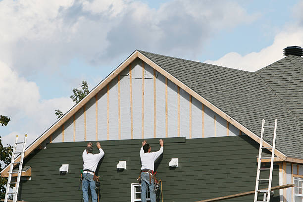 Professional Siding Contractor technician working in Glencoe, FL